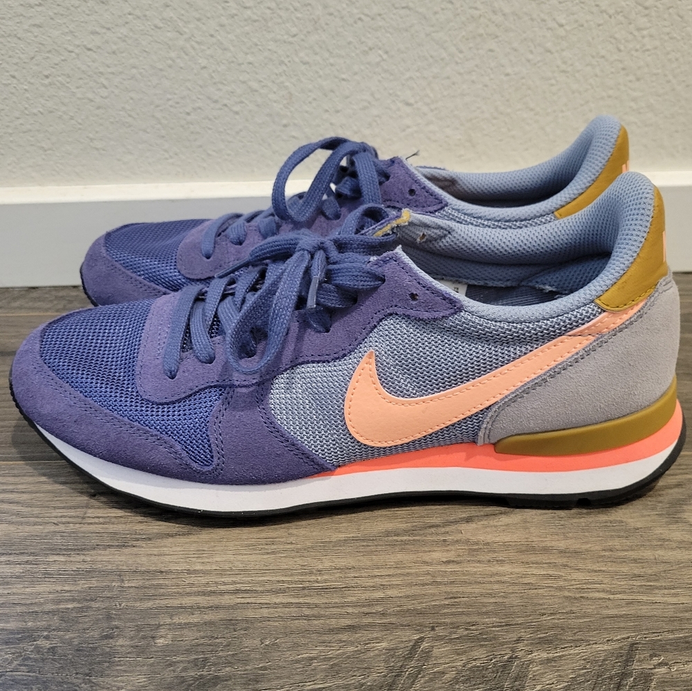 Size 9 blue Nike Internationalist